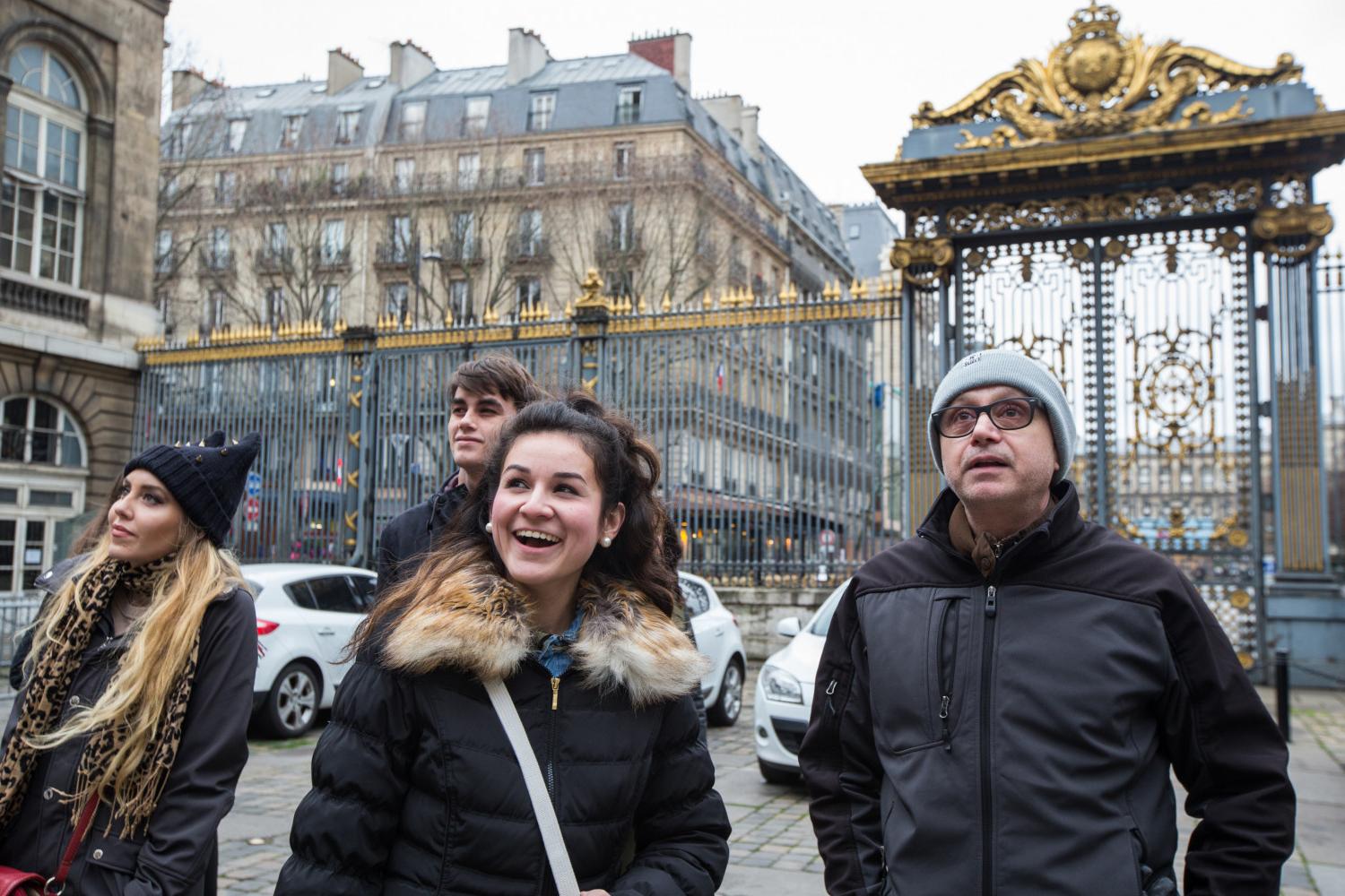 <a href='http://5q400.cuannalong.com'>全球十大赌钱排行app</a> French Professor Pascal Rollet leads students on a study tour in Paris.