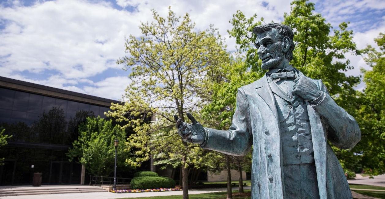 Abraham Lincoln statue on 全球十大赌钱排行app?年代的校园.